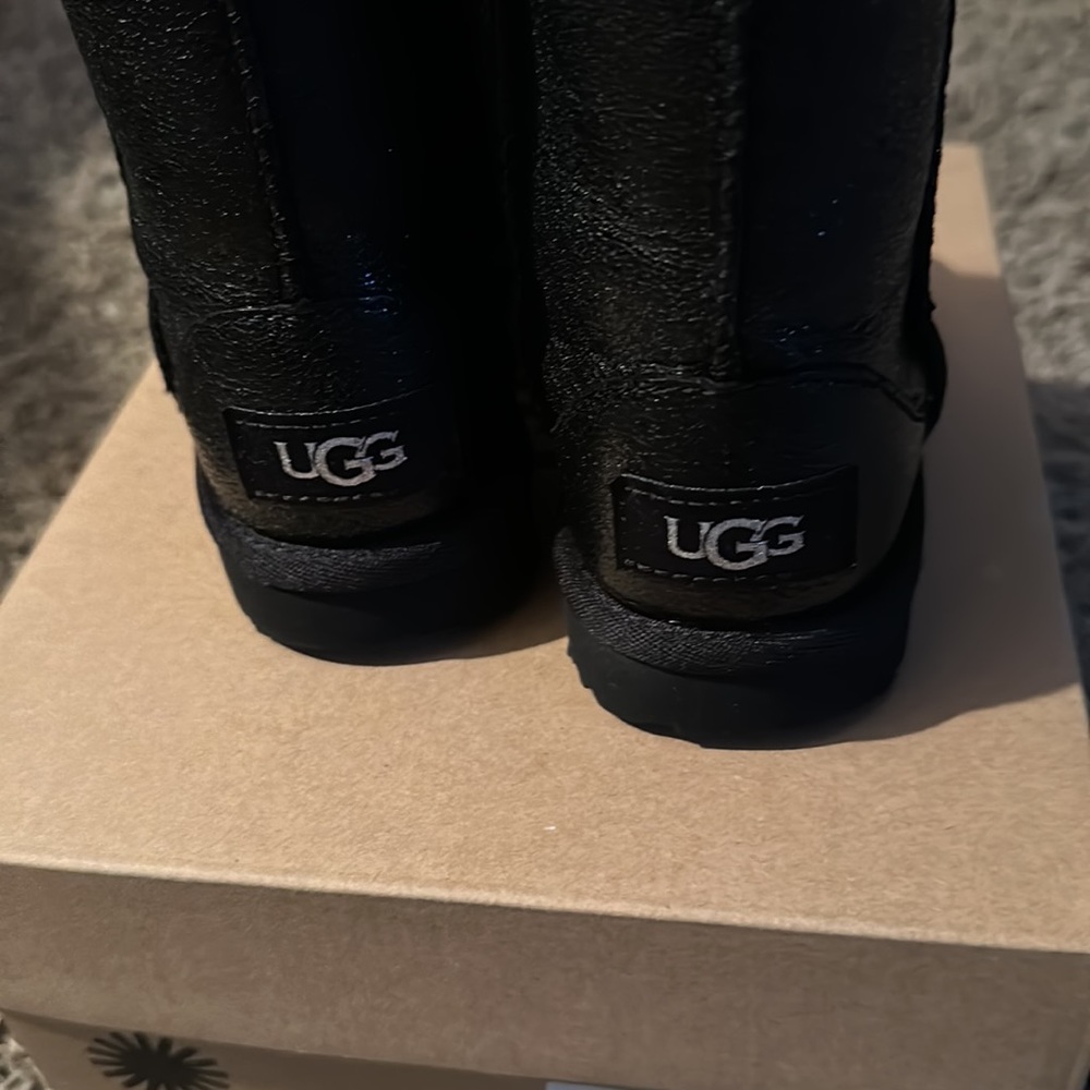 Ugg - Picture 2 of 5